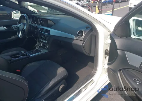 2015 Mercedes-Benz C 250 из США, поврежденный, VIN WDDGJ4HB4FG410766